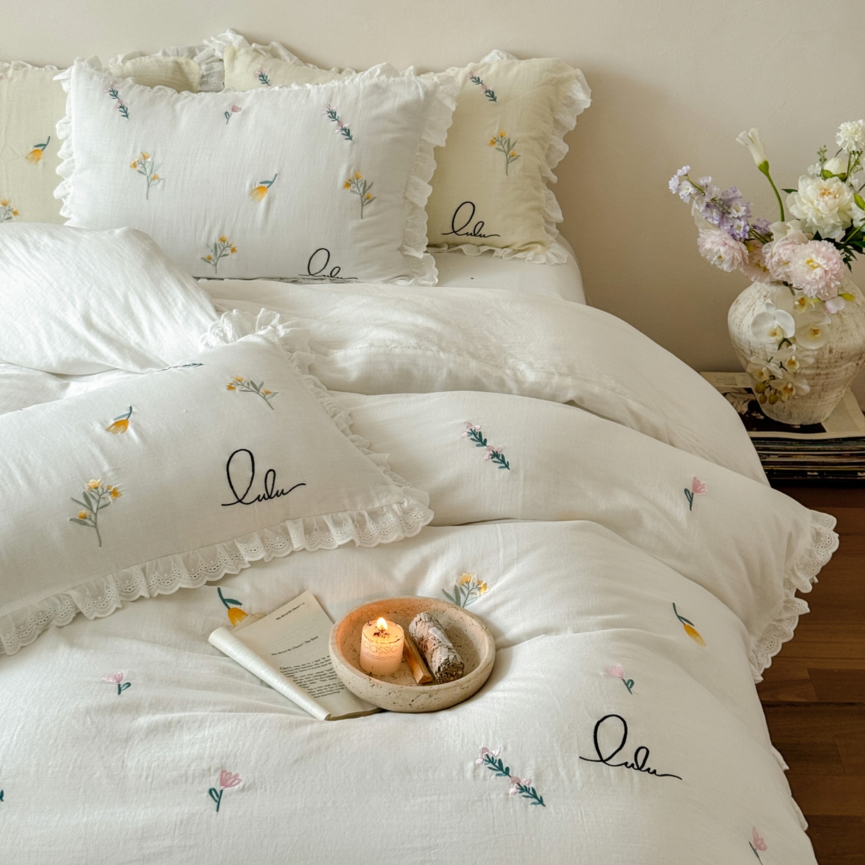 91家纺网 家纺一手货源 找家纺 FORTWO家纺原创设计（FOR TWO家纺） 2025新款40支全棉纯棉双层纱刺绣花边款四件套-小花园 小花园-白