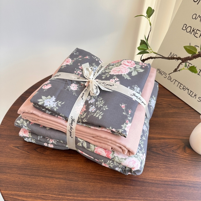 91家纺网 家纺一手货源 找家纺 （总）爱思佳 2024新款A类母婴全棉双层纱印花四件套直播热卖系列三 叠拍图