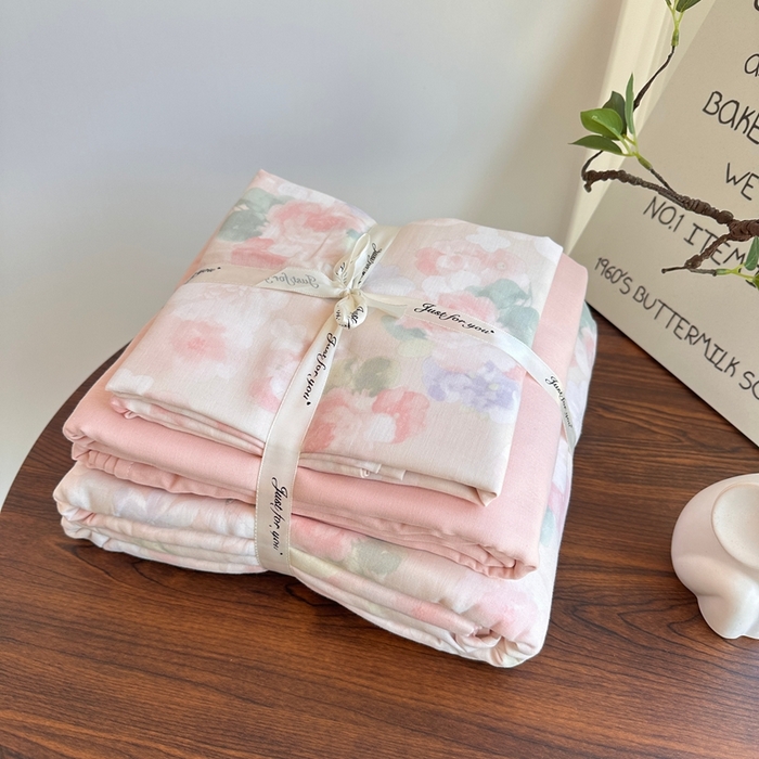 91家纺网 家纺一手货源 找家纺 （总）爱思佳 2024新款A类母婴全棉双层纱印花四件套直播热卖系列三 叠拍图