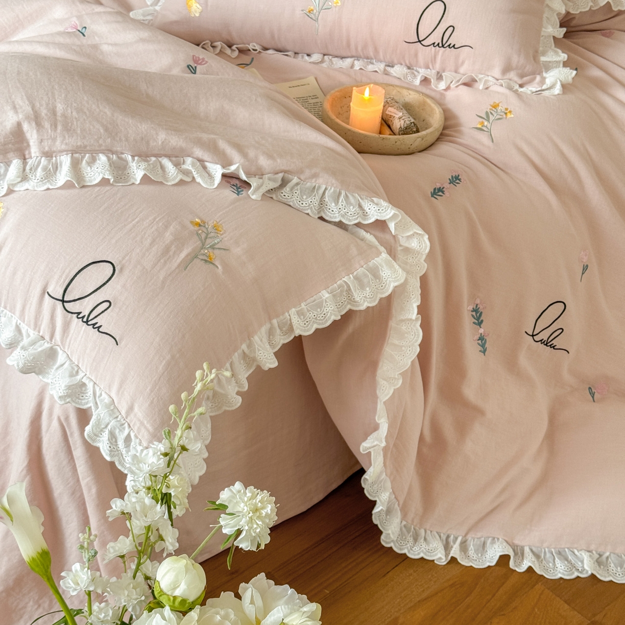 91家纺网 家纺一手货源 找家纺 FORTWO家纺原创设计（FOR TWO家纺） 2025新款40支全棉纯棉双层纱刺绣花边款四件套-小花园 小花园-粉