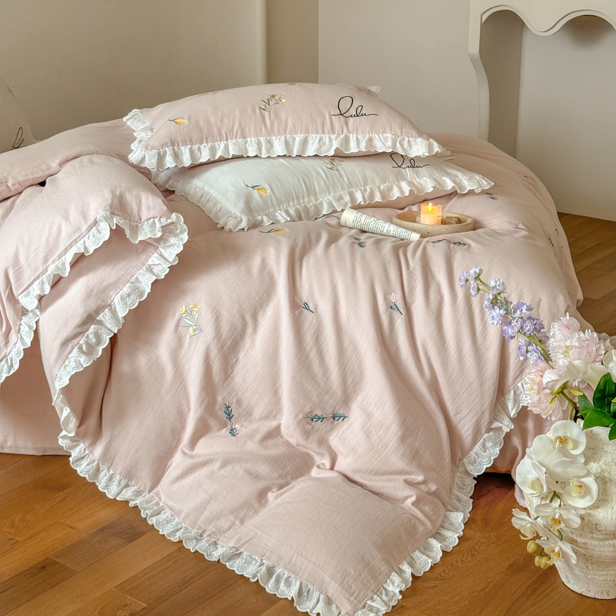 91家纺网 家纺一手货源 找家纺 FORTWO家纺原创设计（FOR TWO家纺） 2025新款40支全棉纯棉双层纱刺绣花边款四件套-小花园 小花园-粉