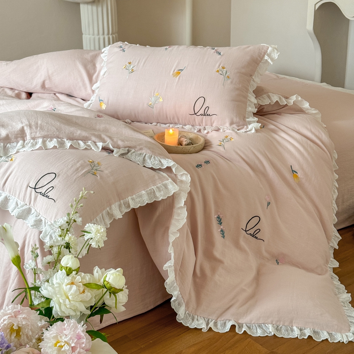 91家纺网 家纺一手货源 找家纺 FORTWO家纺原创设计（FOR TWO家纺） 2025新款40支全棉纯棉双层纱刺绣花边款四件套-小花园 小花园-粉