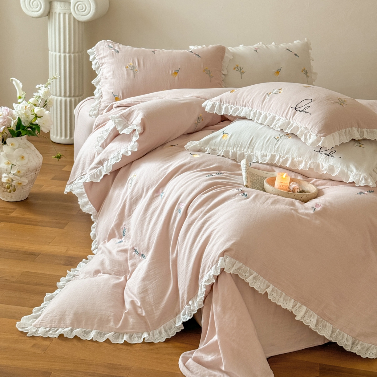 91家纺网 家纺一手货源 找家纺 FORTWO家纺原创设计（FOR TWO家纺） 2025新款40支全棉纯棉双层纱刺绣花边款四件套-小花园 小花园-粉