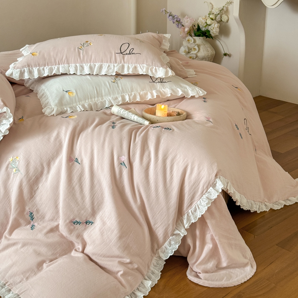 91家纺网 家纺一手货源 找家纺 FORTWO家纺原创设计（FOR TWO家纺） 2025新款40支全棉纯棉双层纱刺绣花边款四件套-小花园 小花园-粉