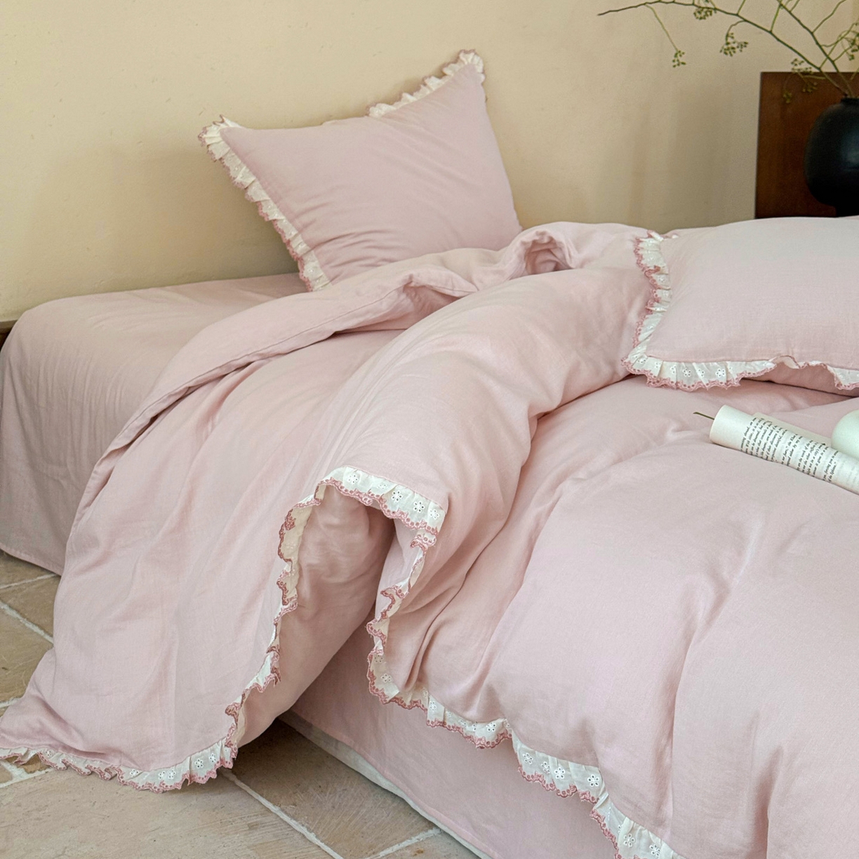 91家纺网 家纺一手货源 找家纺 FORTWO家纺原创设计（FOR TWO家纺） 2025新款双层纱刺绣花边款四件套-安妮 安妮-粉