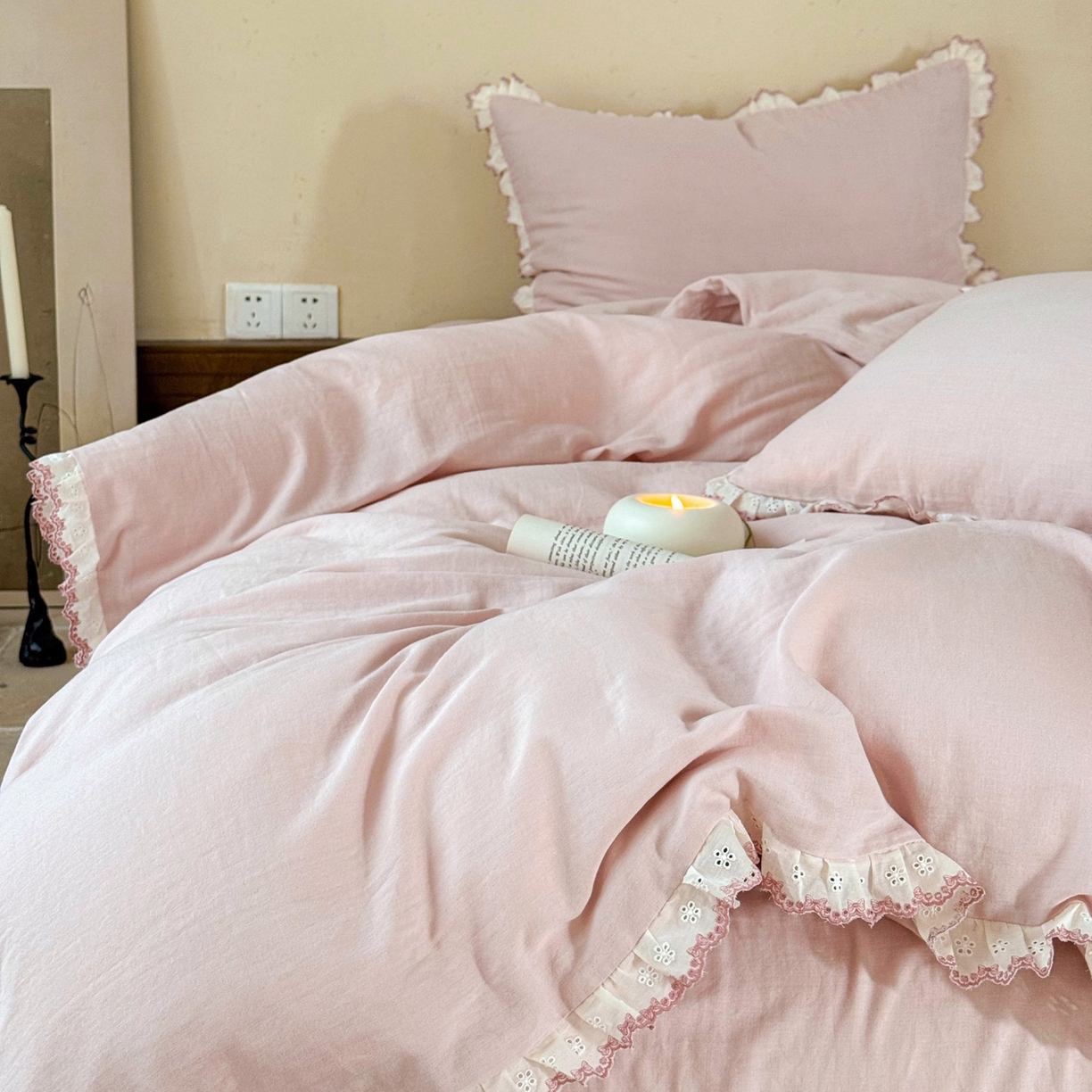 91家纺网 家纺一手货源 找家纺 FORTWO家纺原创设计（FOR TWO家纺） 2025新款双层纱刺绣花边款四件套-安妮 安妮-粉