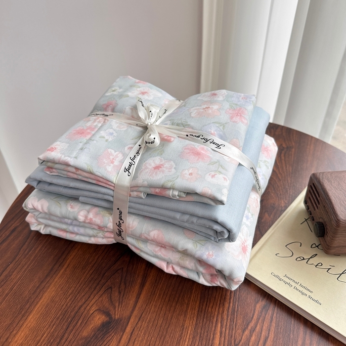 91家纺网 家纺一手货源 找家纺 爱思佳 2024新款A类母婴全棉双层纱印花四件套直播热卖系列三 叠拍图 清浅