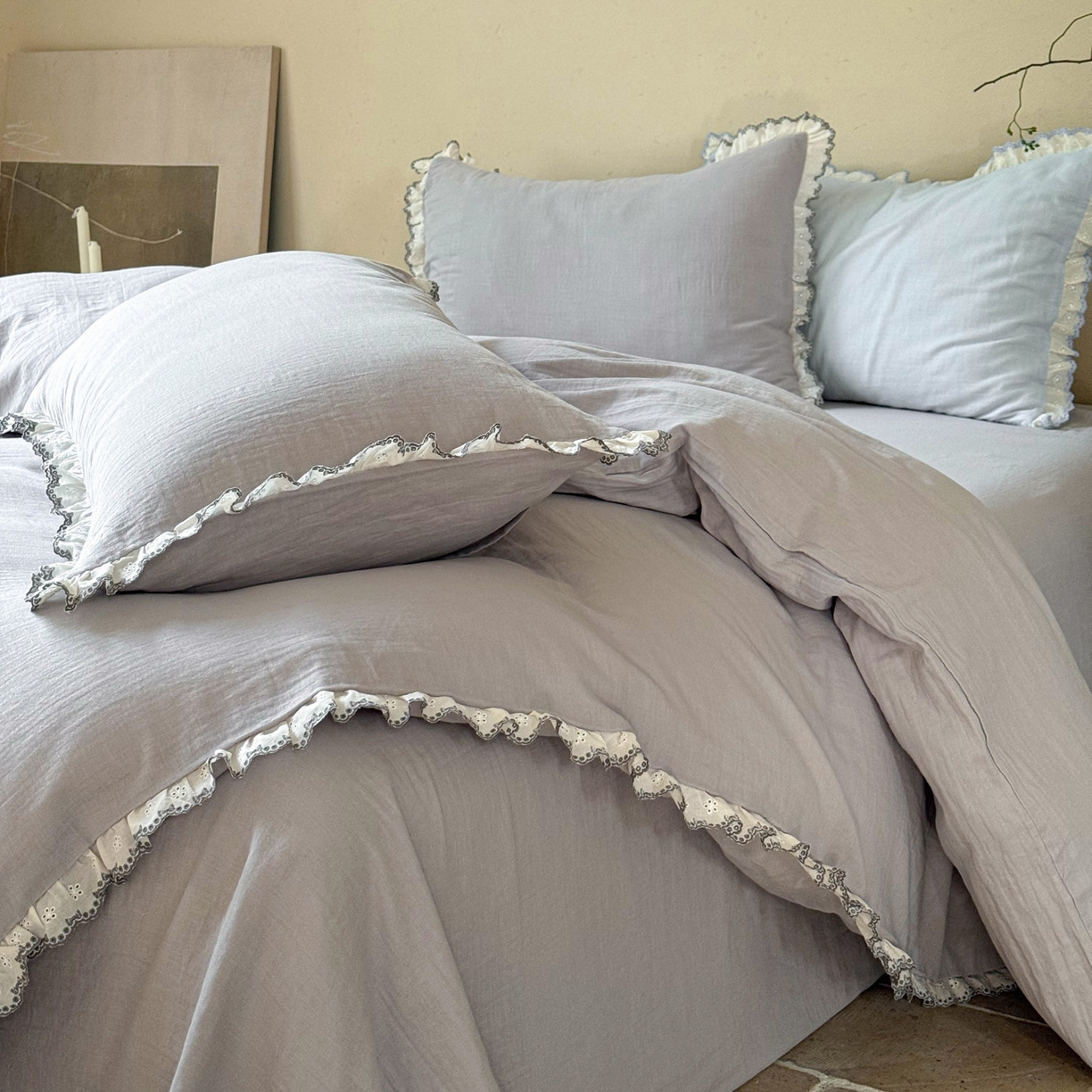 91家纺网 家纺一手货源 找家纺 FORTWO家纺原创设计（FOR TWO家纺） 2025新款双层纱刺绣花边款四件套-安妮 安妮-灰