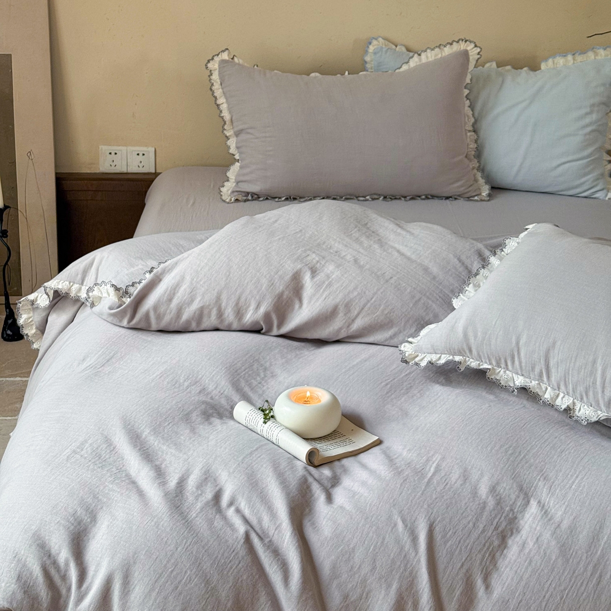 91家纺网 家纺一手货源 找家纺 FORTWO家纺原创设计（FOR TWO家纺） 2025新款双层纱刺绣花边款四件套-安妮 安妮-灰