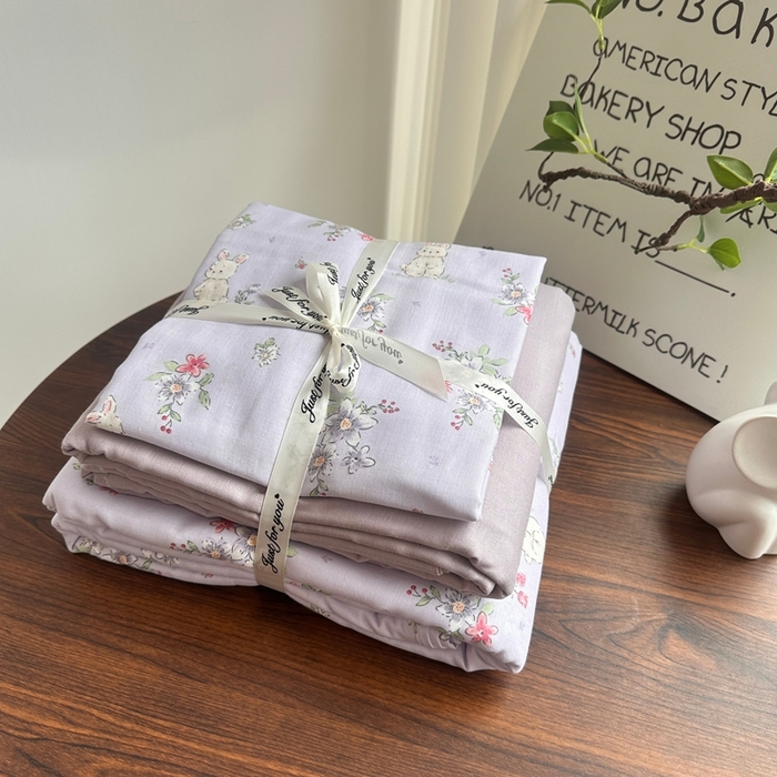 91家纺网 家纺一手货源 找家纺 爱思佳 2024新款A类母婴全棉双层纱印花四件套直播热卖系列三 叠拍图 兔野花园