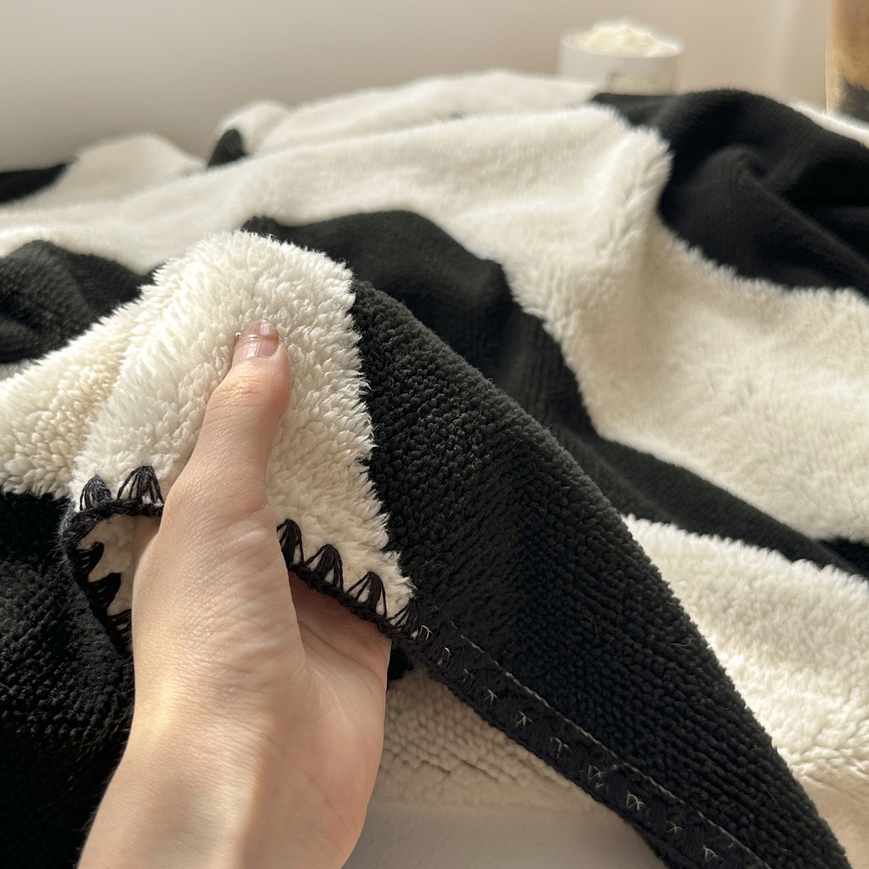 91家纺网 家纺一手货源 找家纺 十里居 2025新款双面印花舒棉绒毛毯多功能盖毯沙发毯跨境毛毯 波浪纹