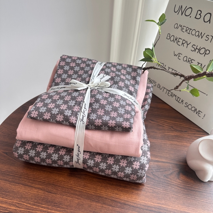 91家纺网 家纺一手货源 找家纺 爱思佳 2024新款A类母婴全棉双层纱印花四件套直播热卖系列三 叠拍图 小香风