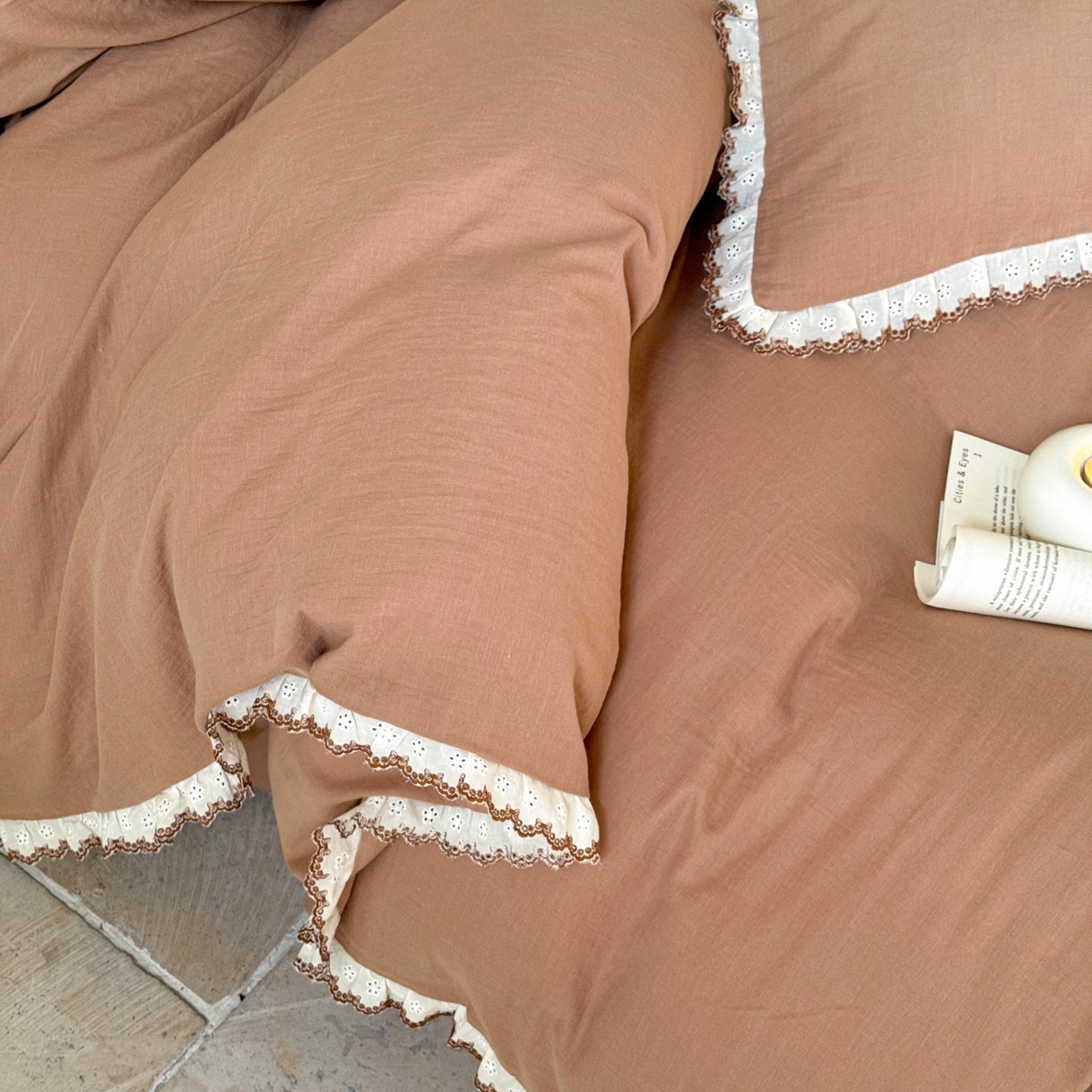 91家纺网 家纺一手货源 找家纺 FORTWO家纺原创设计（FOR TWO家纺） 2025新款双层纱刺绣花边款四件套-安妮 安妮-咖