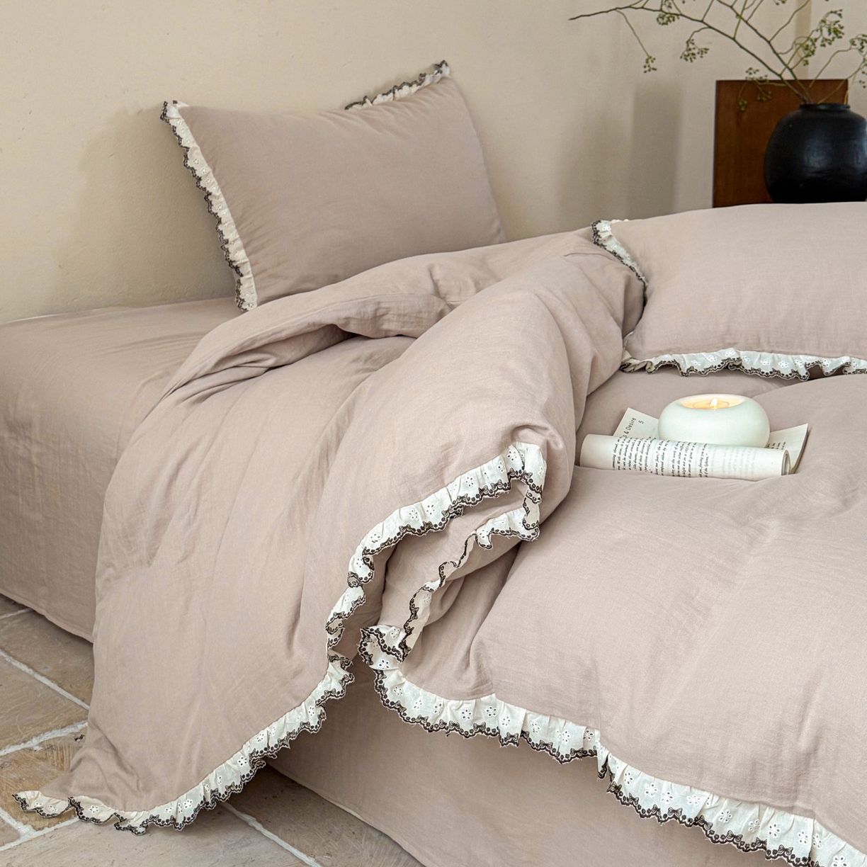91家纺网 家纺一手货源 找家纺 FORTWO家纺原创设计（FOR TWO家纺） 2025新款双层纱刺绣花边款四件套-安妮 安妮-卡其