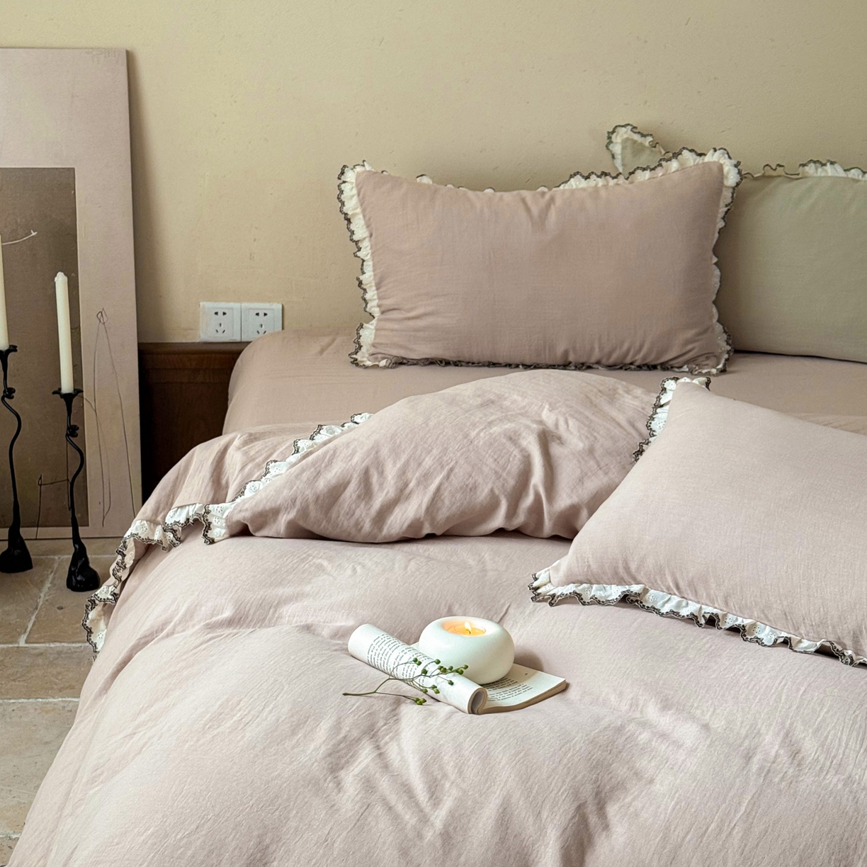 91家纺网 家纺一手货源 找家纺 FORTWO家纺原创设计（FOR TWO家纺） 2025新款双层纱刺绣花边款四件套-安妮 安妮-卡其