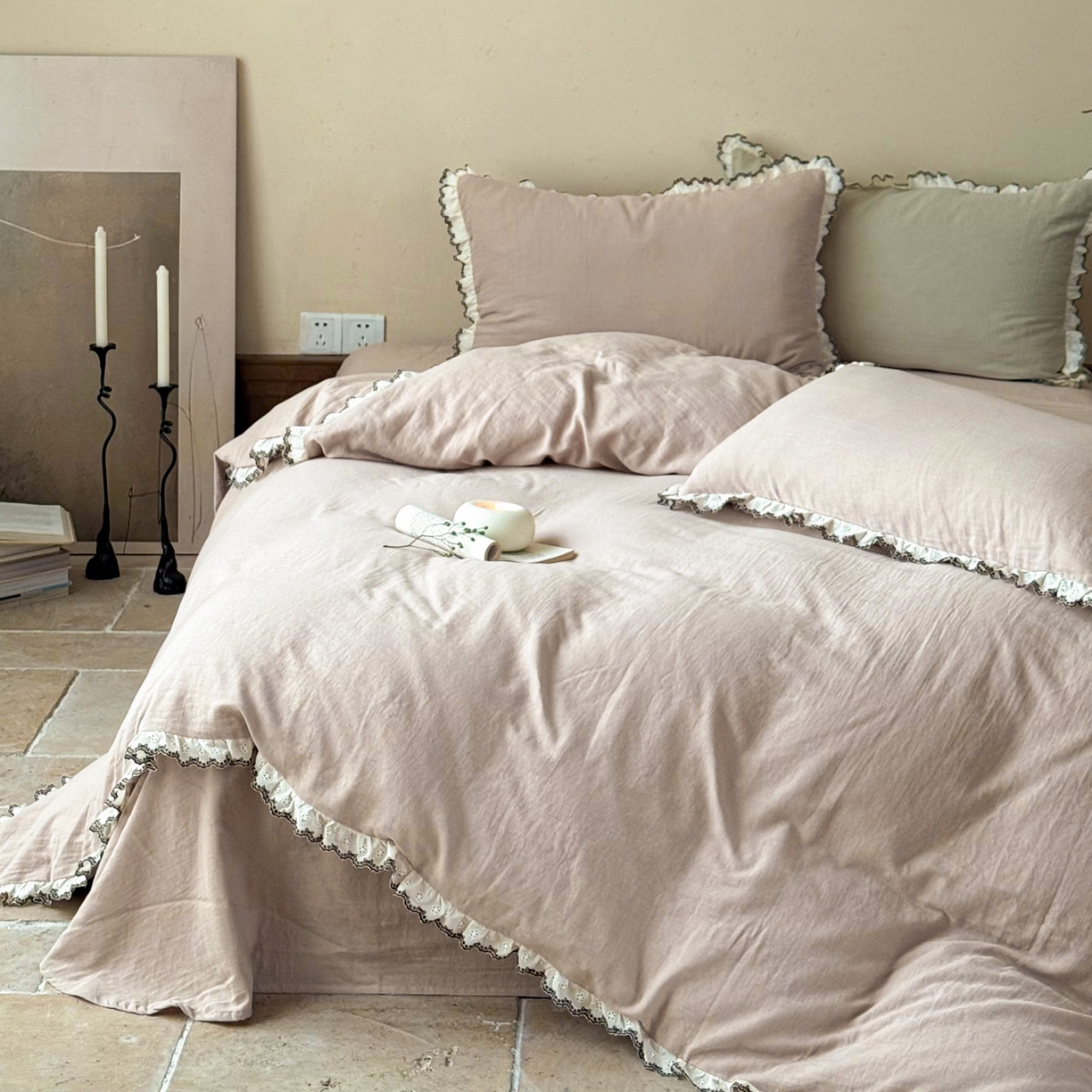 91家纺网 家纺一手货源 找家纺 FORTWO家纺原创设计（FOR TWO家纺） 2025新款双层纱刺绣花边款四件套-安妮 安妮-卡其