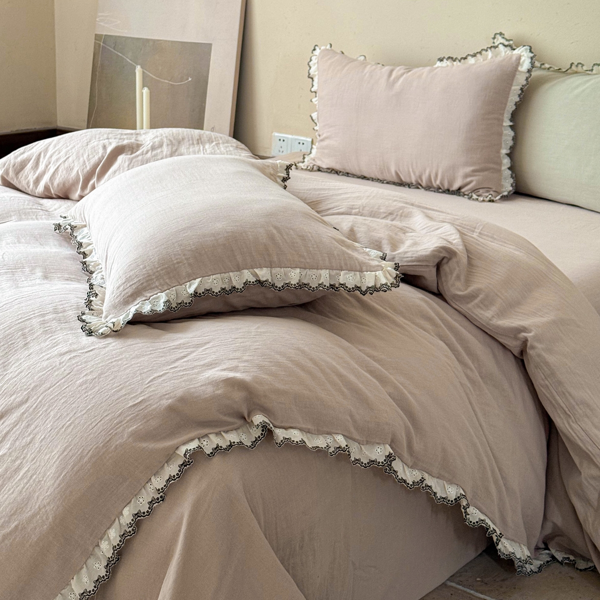 91家纺网 家纺一手货源 找家纺 FORTWO家纺原创设计（FOR TWO家纺） 2025新款双层纱刺绣花边款四件套-安妮 安妮-卡其