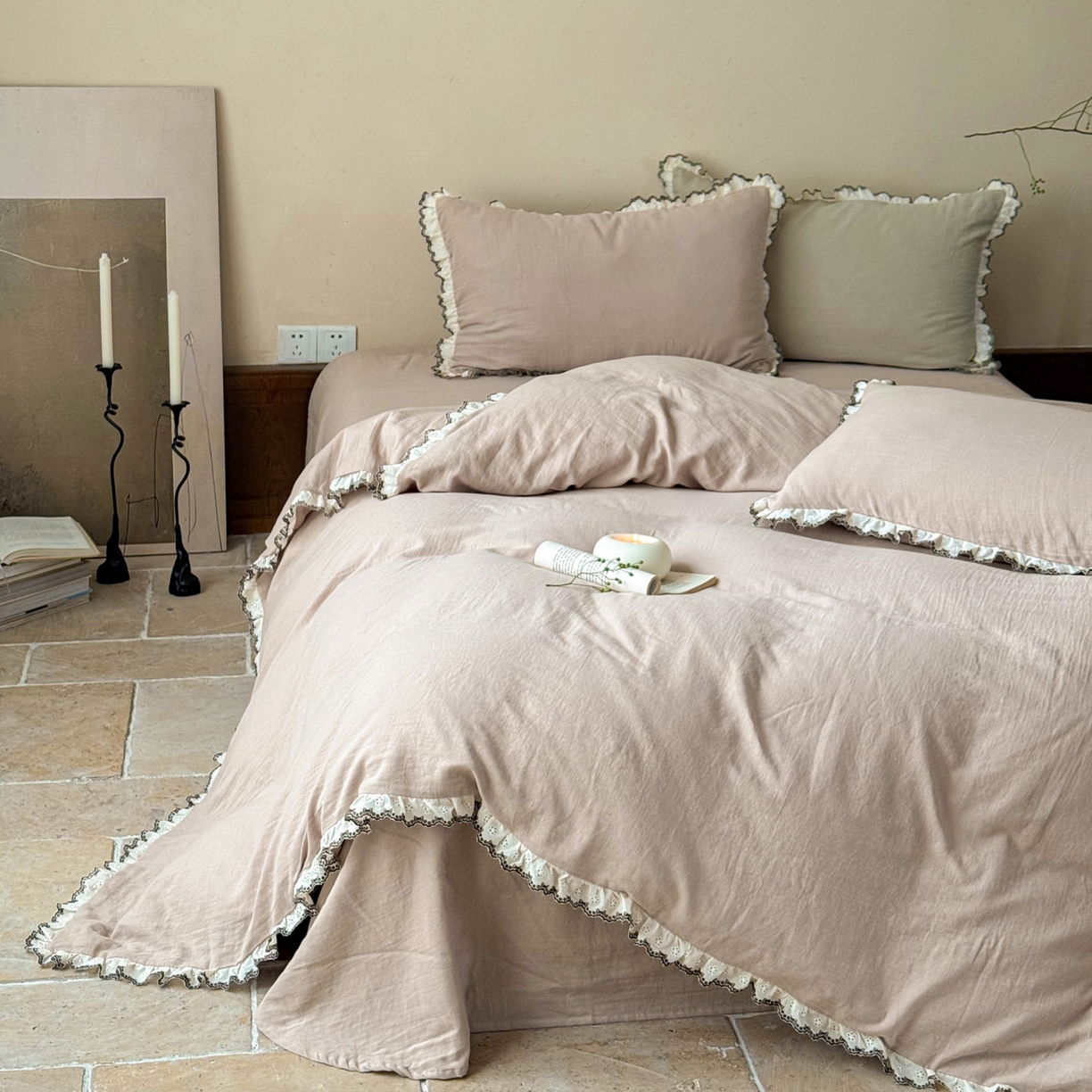 91家纺网 家纺一手货源 找家纺 FORTWO家纺原创设计（FOR TWO家纺） 2025新款双层纱刺绣花边款四件套-安妮 安妮-卡其