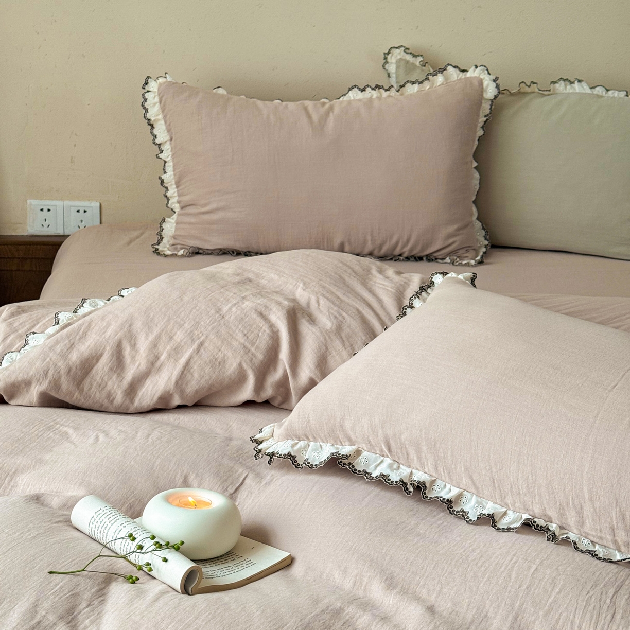 91家纺网 家纺一手货源 找家纺 FORTWO家纺原创设计（FOR TWO家纺） 2025新款双层纱刺绣花边款四件套-安妮 安妮-卡其