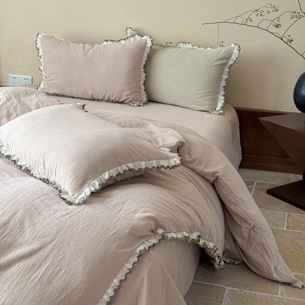 91家纺网 家纺一手货源 找家纺 FORTWO家纺原创设计（FOR TWO家纺） 2025新款双层纱刺绣花边款四件套-安妮 安妮-卡其