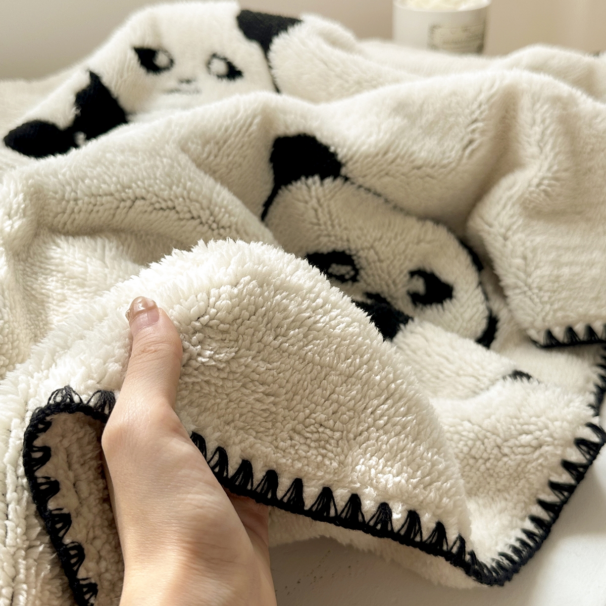 91家纺网 家纺一手货源 找家纺 十里居 2025新款双面印花舒棉绒毛毯多功能盖毯沙发毯跨境毛毯 小熊猫