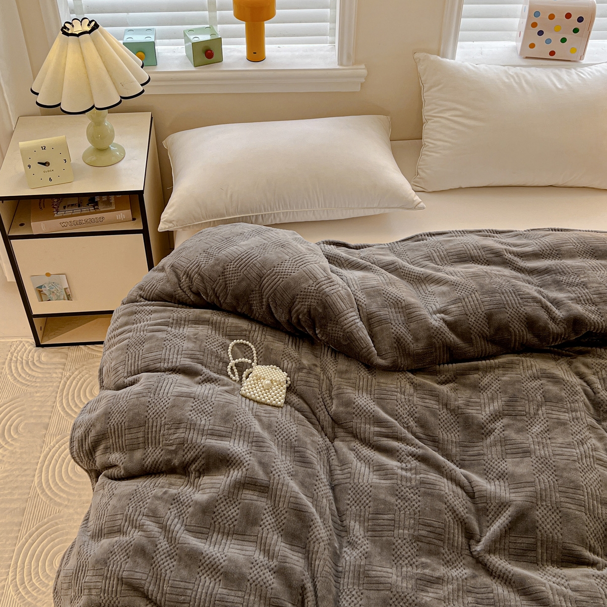 91家纺网 家纺一手货源 找家纺 美洲琳 2025新款提花简约珊瑚绒法莱绒毯毛毯毯子 深灰