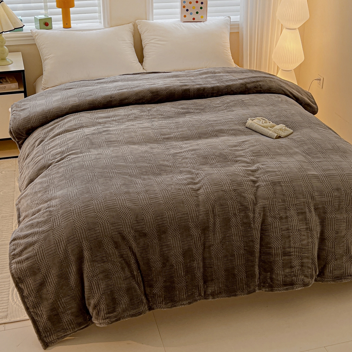 91家纺网 家纺一手货源 找家纺 美洲琳 2025新款提花简约珊瑚绒法莱绒毯毛毯毯子 深灰