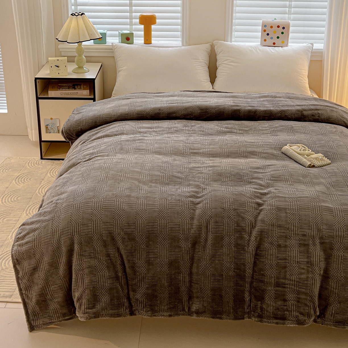 91家纺网 家纺一手货源 找家纺 美洲琳 2025新款提花简约珊瑚绒法莱绒毯毛毯毯子 深灰