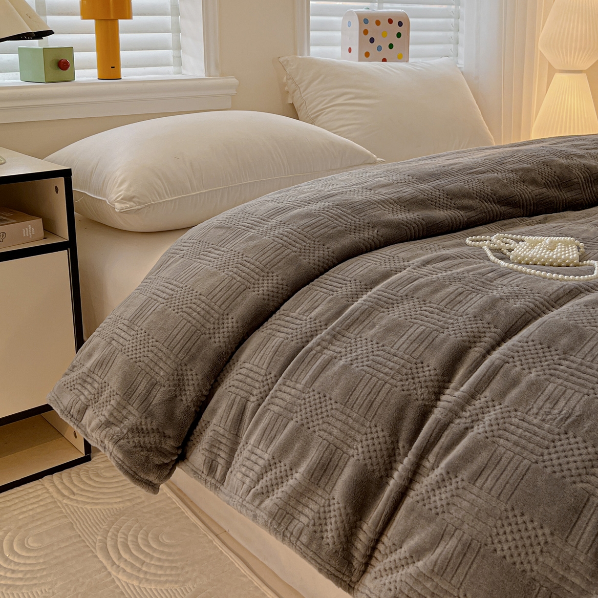 91家纺网 家纺一手货源 找家纺 美洲琳 2025新款提花简约珊瑚绒法莱绒毯毛毯毯子 深灰