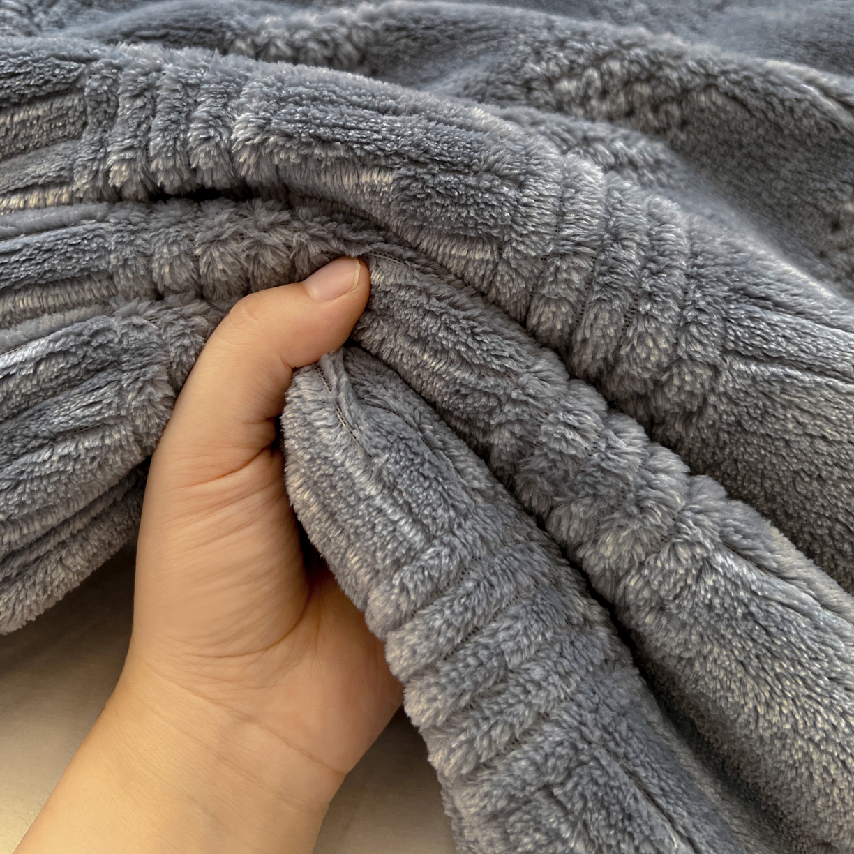 91家纺网 家纺一手货源 找家纺 美洲琳 2025新款提花简约珊瑚绒法莱绒毯毛毯毯子 蓝灰