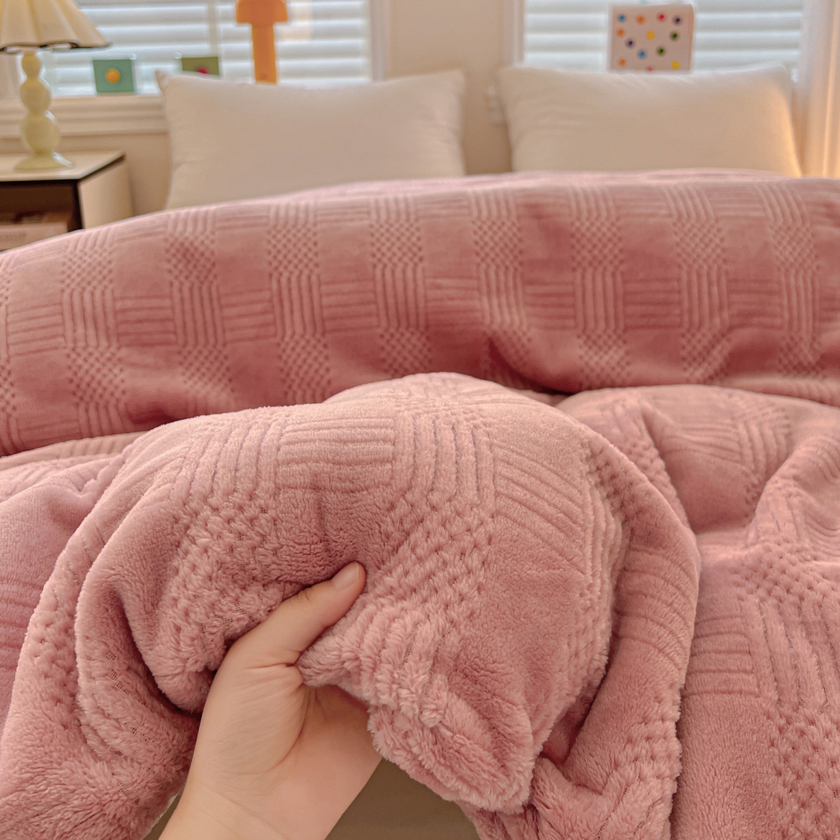 91家纺网 家纺一手货源 找家纺 美洲琳 2025新款提花简约珊瑚绒法莱绒毯毛毯毯子 粉色