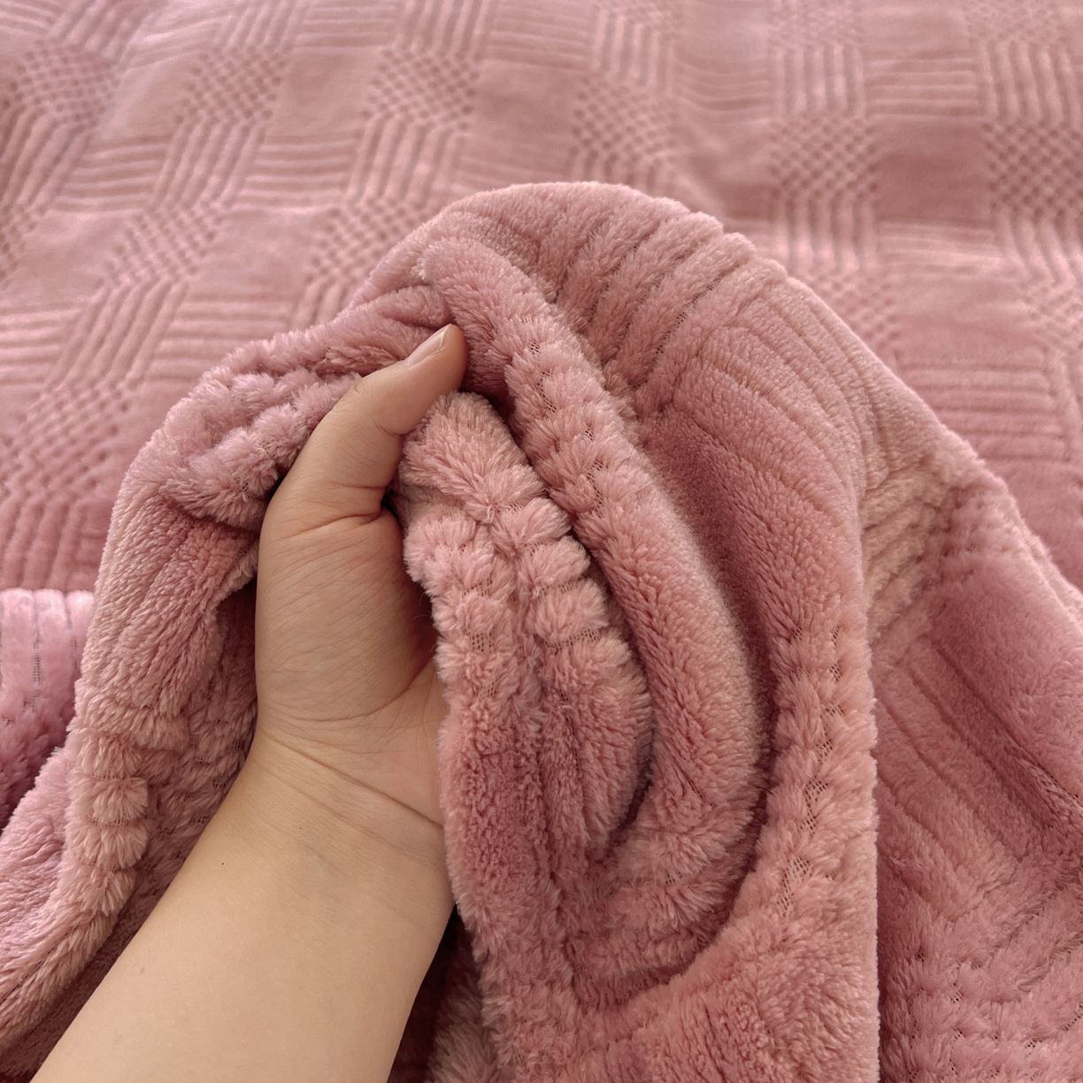 91家纺网 家纺一手货源 找家纺 美洲琳 2025新款提花简约珊瑚绒法莱绒毯毛毯毯子 粉色