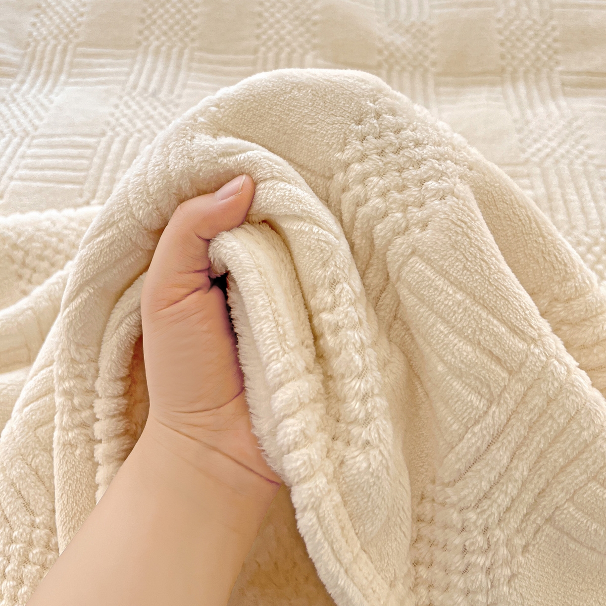 91家纺网 家纺一手货源 找家纺 美洲琳 2025新款提花简约珊瑚绒法莱绒毯毛毯毯子 白色