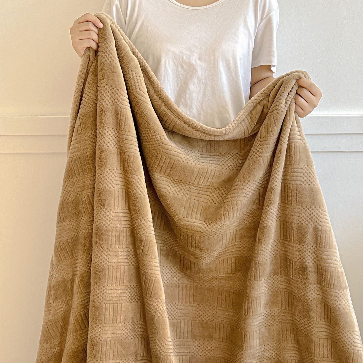 91家纺网 家纺一手货源 找家纺 美洲琳 2025新款提花简约珊瑚绒法莱绒毯毛毯毯子 咖色