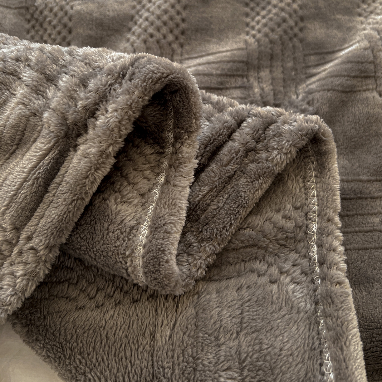 91家纺网 家纺一手货源 找家纺 美洲琳 2025新款提花简约珊瑚绒法莱绒毯毛毯毯子 深灰