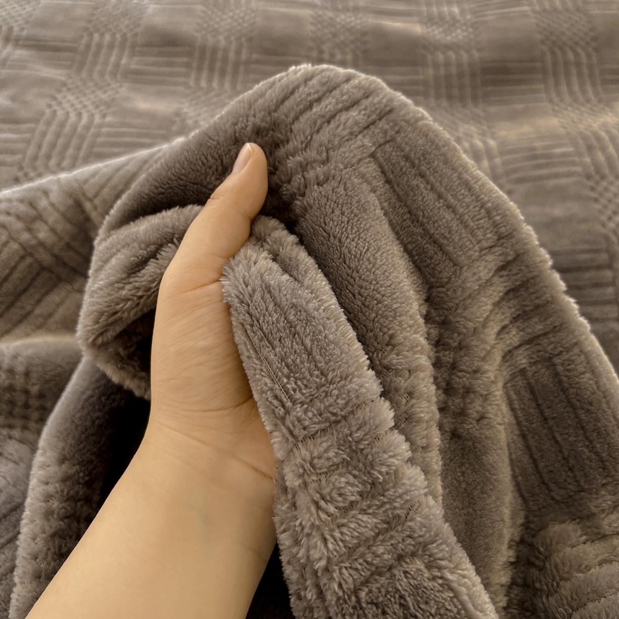 91家纺网 家纺一手货源 找家纺 美洲琳 2025新款提花简约珊瑚绒法莱绒毯毛毯毯子 深灰