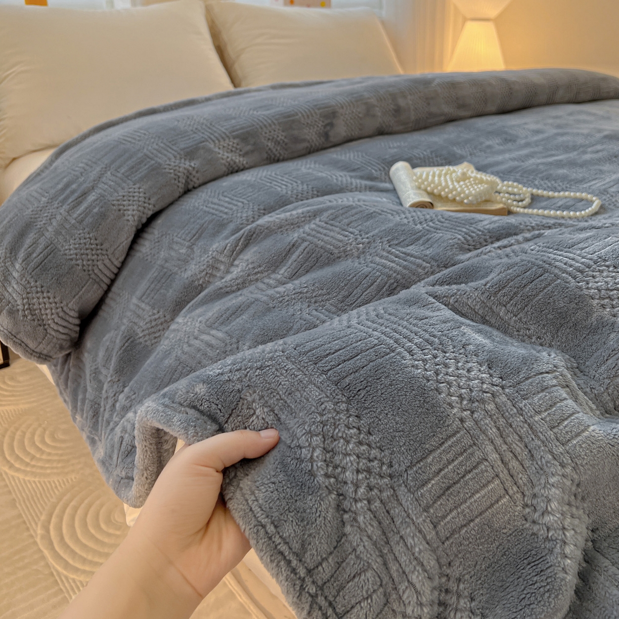 91家纺网 家纺一手货源 找家纺 美洲琳 2025新款提花简约珊瑚绒法莱绒毯毛毯毯子 蓝灰