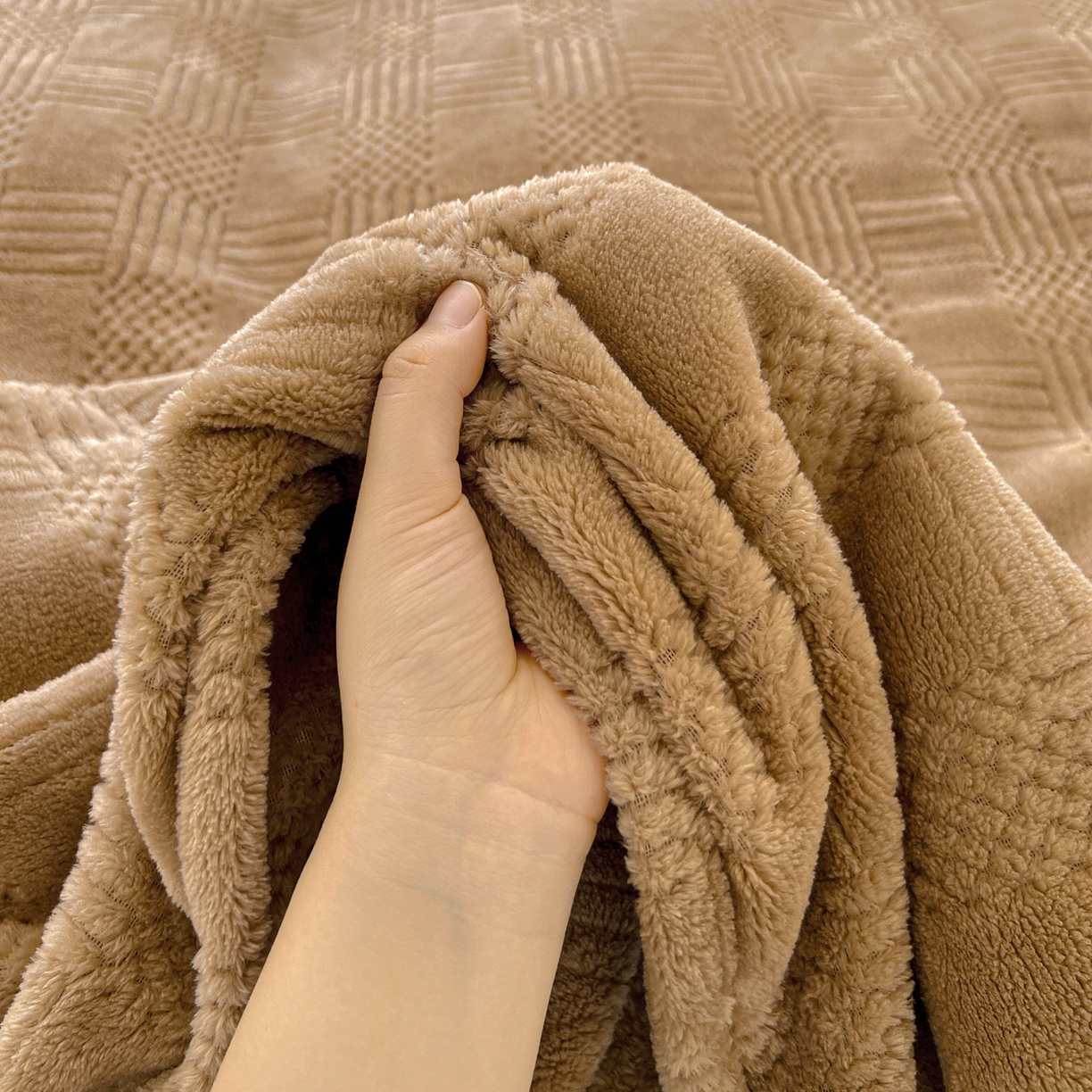 91家纺网 家纺一手货源 找家纺 美洲琳 2025新款提花简约珊瑚绒法莱绒毯毛毯毯子 咖色