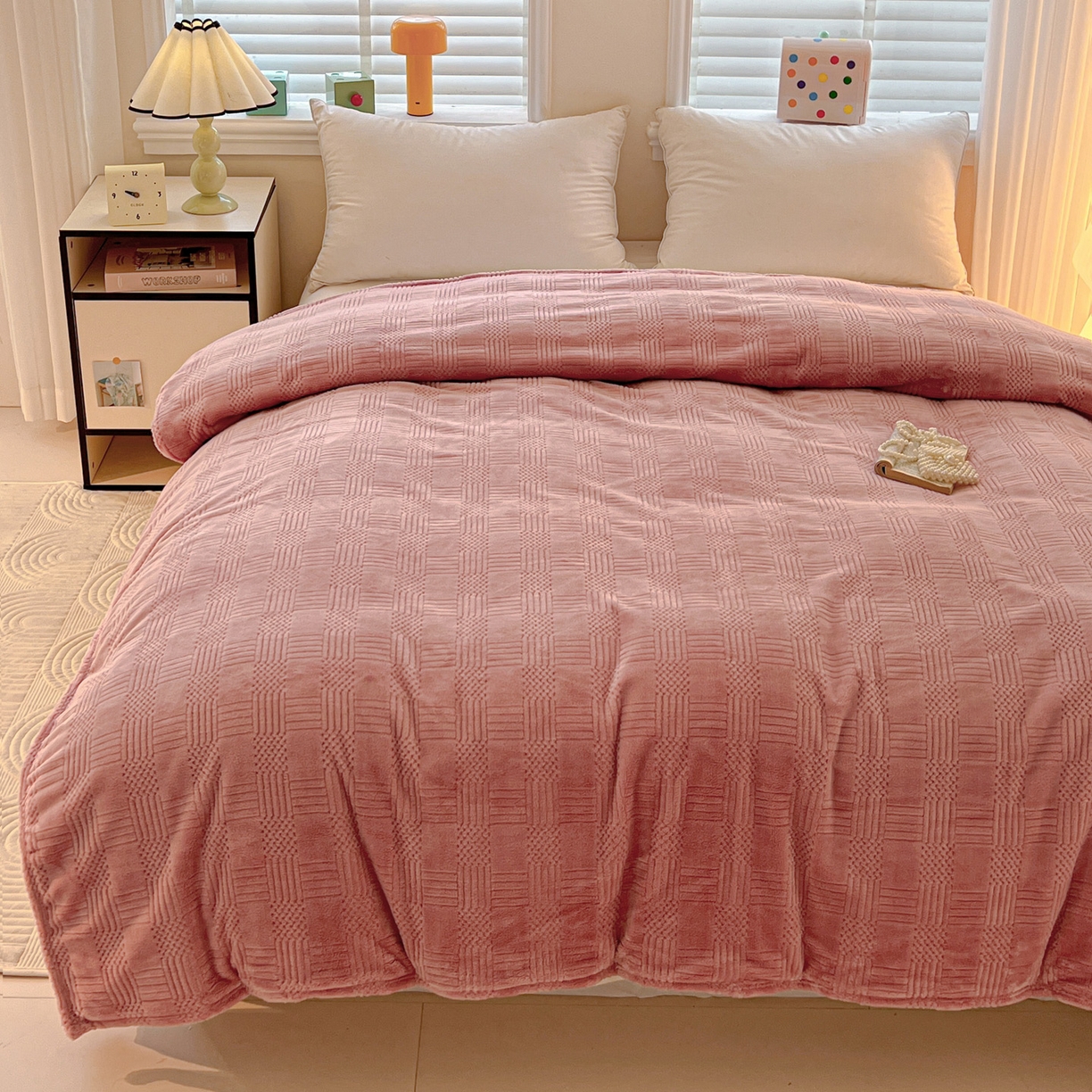 91家纺网 家纺一手货源 找家纺 美洲琳 2025新款提花简约珊瑚绒法莱绒毯毛毯毯子 粉色