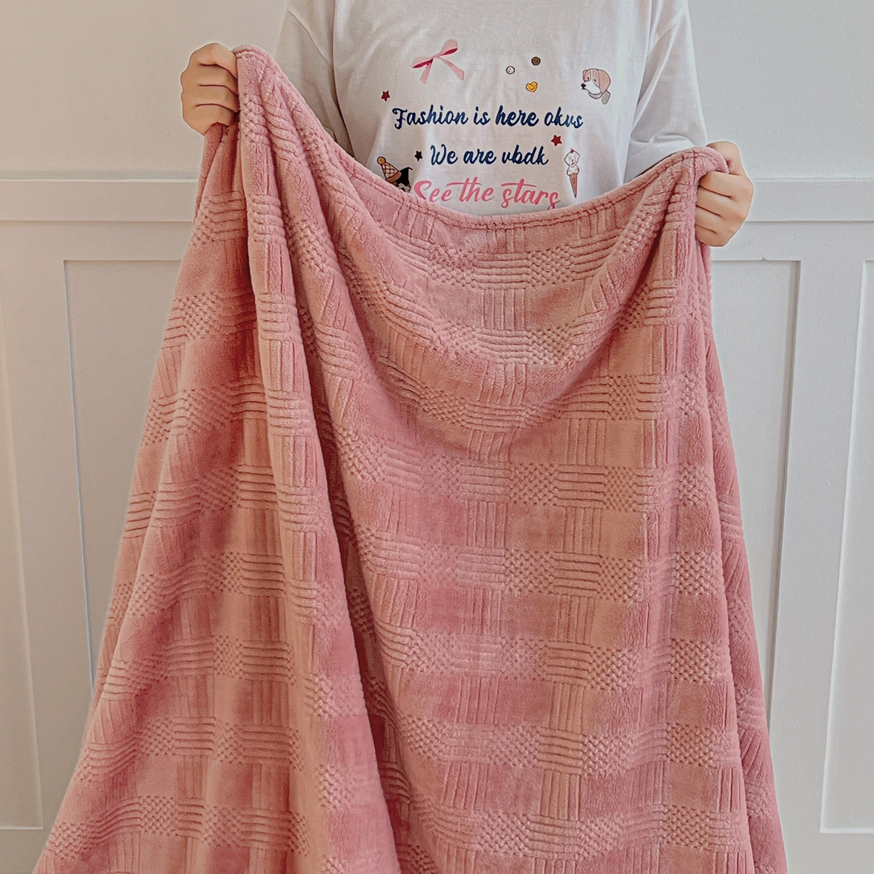 91家纺网 家纺一手货源 找家纺 美洲琳 2025新款提花简约珊瑚绒法莱绒毯毛毯毯子 粉色