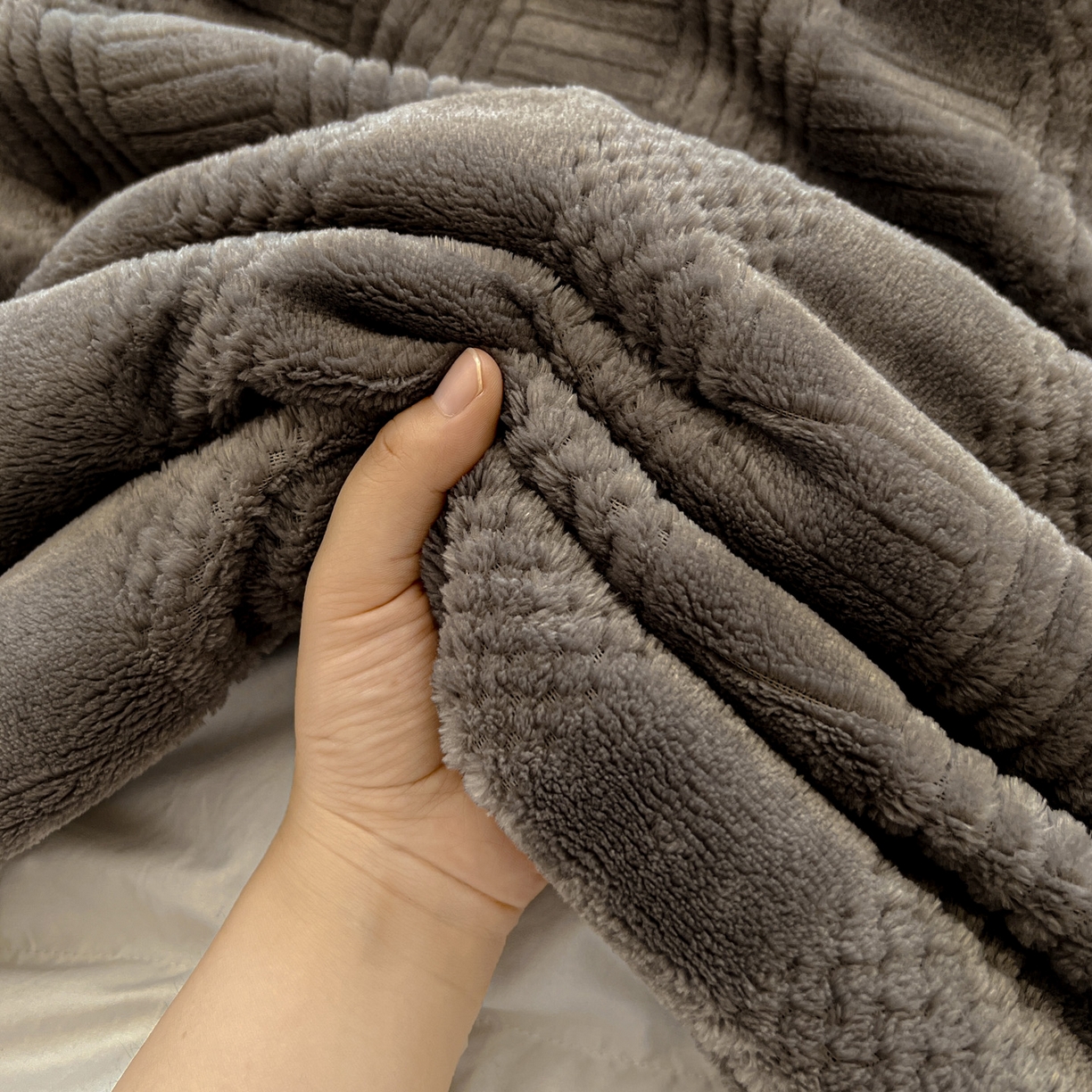 91家纺网 家纺一手货源 找家纺 美洲琳 2025新款提花简约珊瑚绒法莱绒毯毛毯毯子 深灰