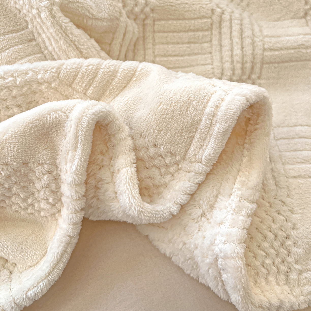 91家纺网 家纺一手货源 找家纺 美洲琳 2025新款提花简约珊瑚绒法莱绒毯毛毯毯子 白色