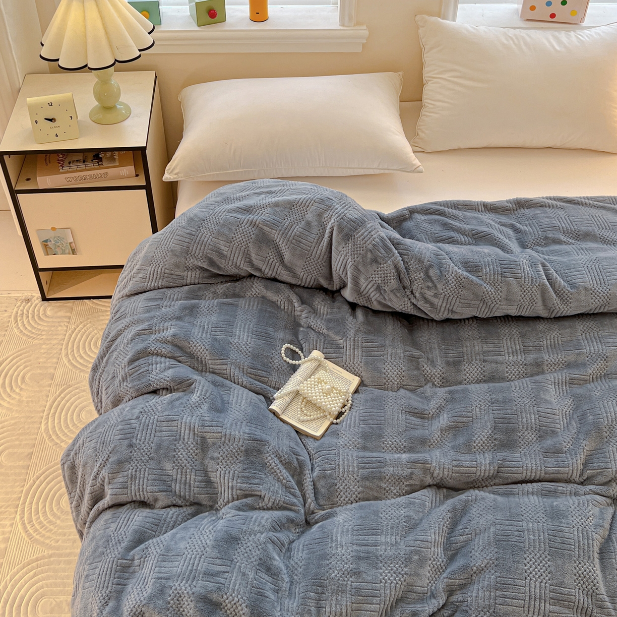 91家纺网 家纺一手货源 找家纺 美洲琳 2025新款提花简约珊瑚绒法莱绒毯毛毯毯子 蓝灰