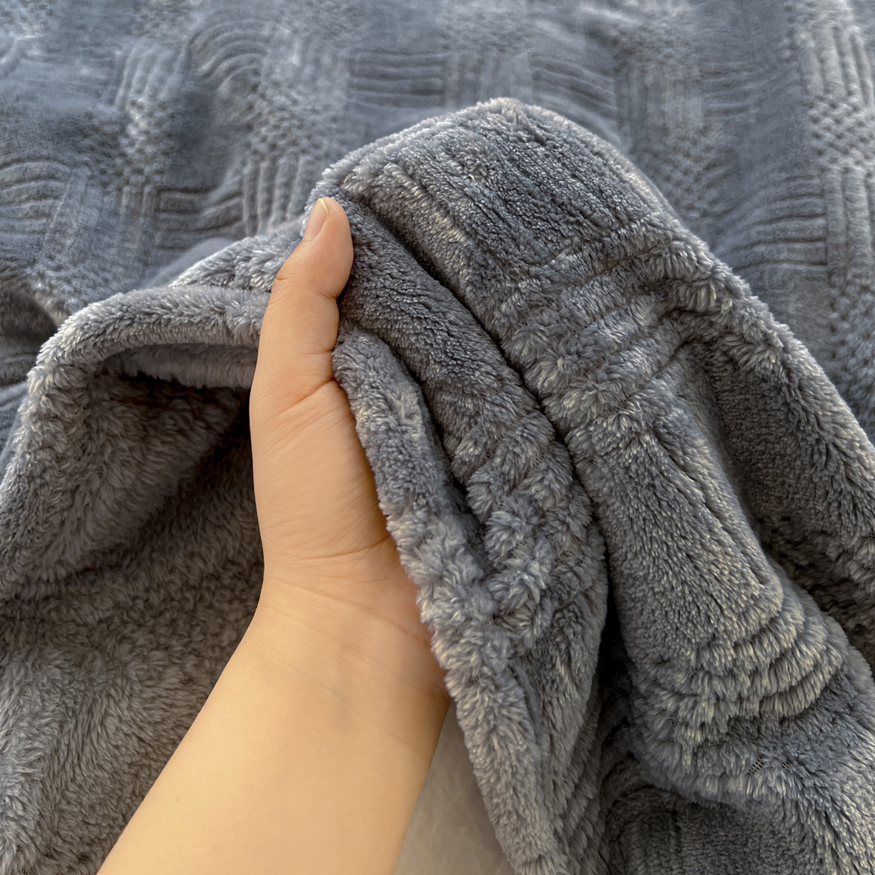 91家纺网 家纺一手货源 找家纺 美洲琳 2025新款提花简约珊瑚绒法莱绒毯毛毯毯子 蓝灰