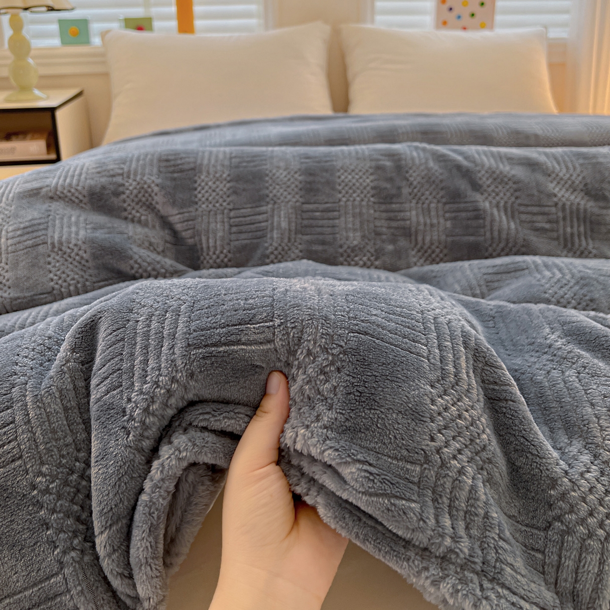 91家纺网 家纺一手货源 找家纺 美洲琳 2025新款提花简约珊瑚绒法莱绒毯毛毯毯子 蓝灰