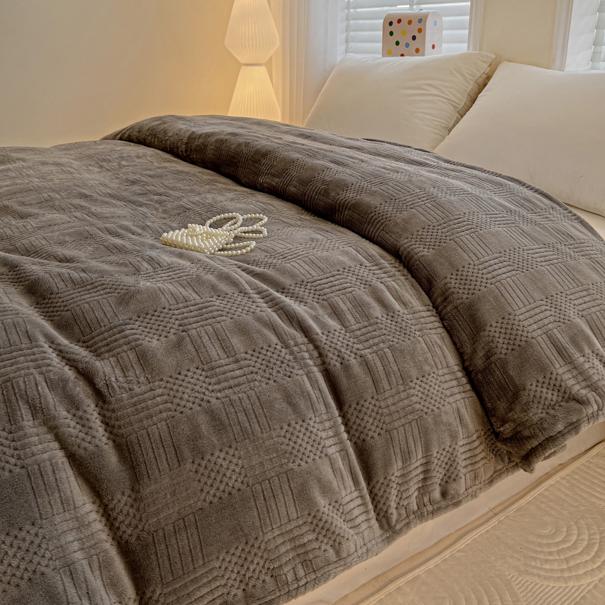 91家纺网 家纺一手货源 找家纺 美洲琳 2025新款提花简约珊瑚绒法莱绒毯毛毯毯子 深灰