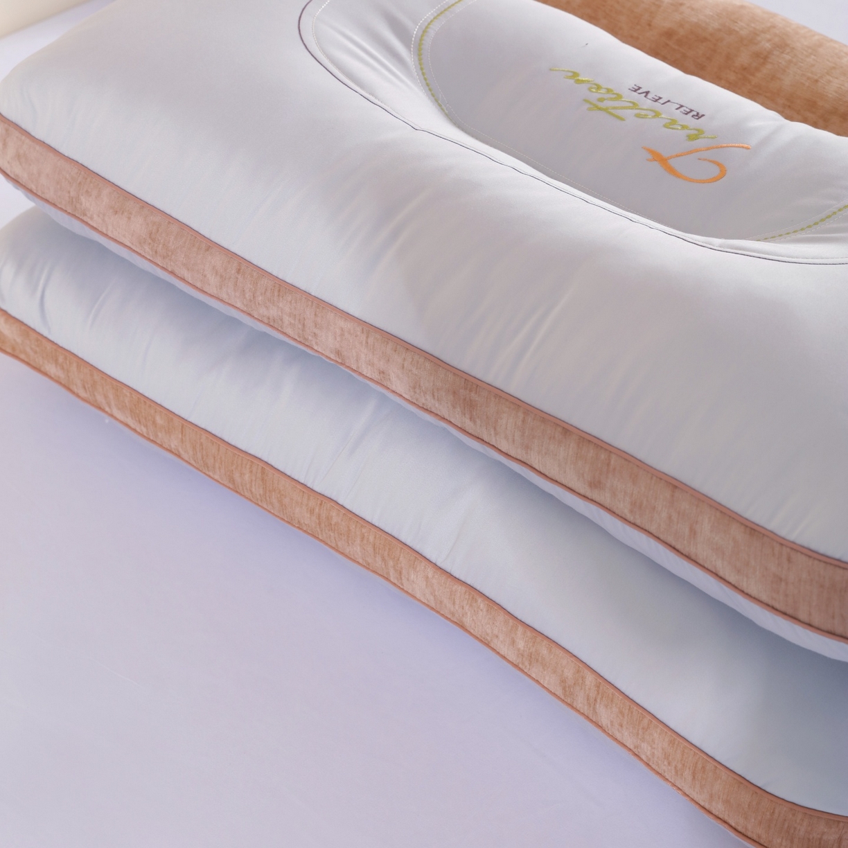 91家纺网 家纺一手货源 找家纺 麦肯锡 2025新款牵引护颈枕枕头枕芯 牵引护颈枕浅咖