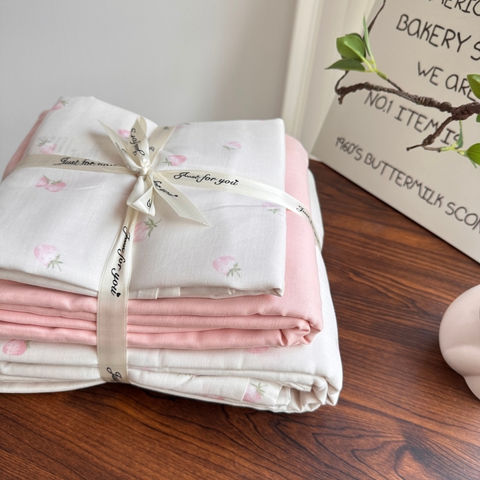 91家纺网 家纺一手货源 找家纺 爱思佳 2024新款A类母婴全棉双层纱印花四件套直播热卖系列三 叠拍图 奶油草莓