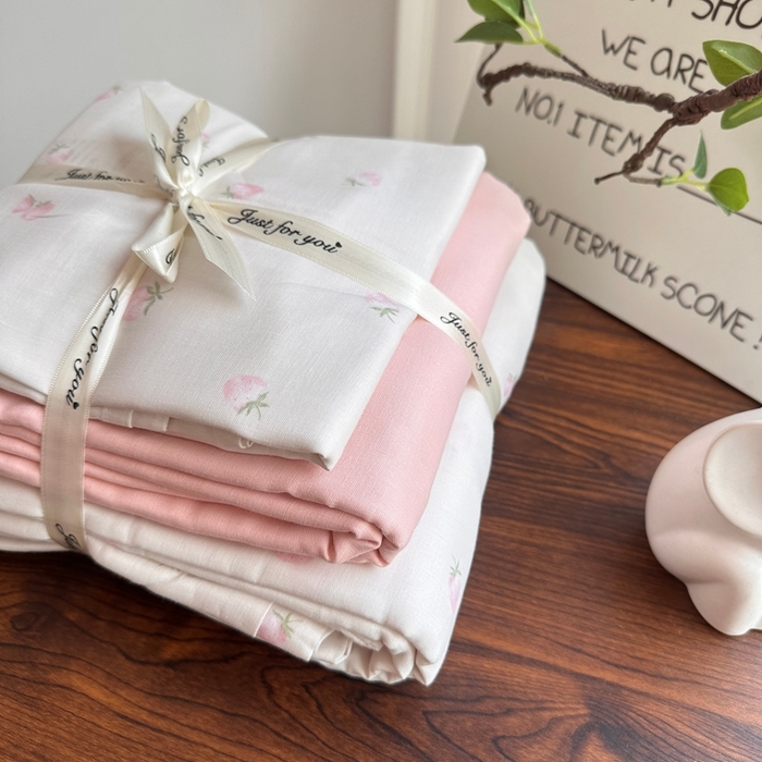 91家纺网 家纺一手货源 找家纺 爱思佳 2024新款A类母婴全棉双层纱印花四件套直播热卖系列三 叠拍图 奶油草莓