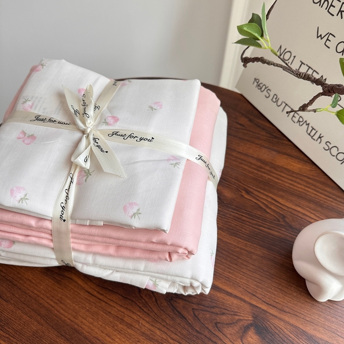 91家纺网 家纺一手货源 找家纺 爱思佳 2024新款A类母婴全棉双层纱印花四件套直播热卖系列三 叠拍图 奶油草莓